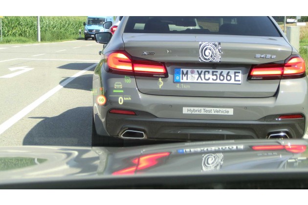 BMW 545e xDrive 2020 die Verkehrszeichenerkennung Sieht Inzwischen Auch Ob die Ampel rot oder Grun Zeigt