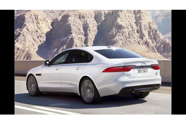 Jaguar XF Tanzt Ubers Seil