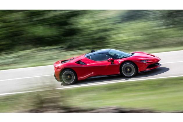 Ferrari SF90 Stradale la prova