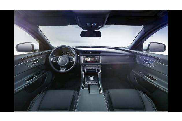 Jaguar XF Tanzt Ubers Seil