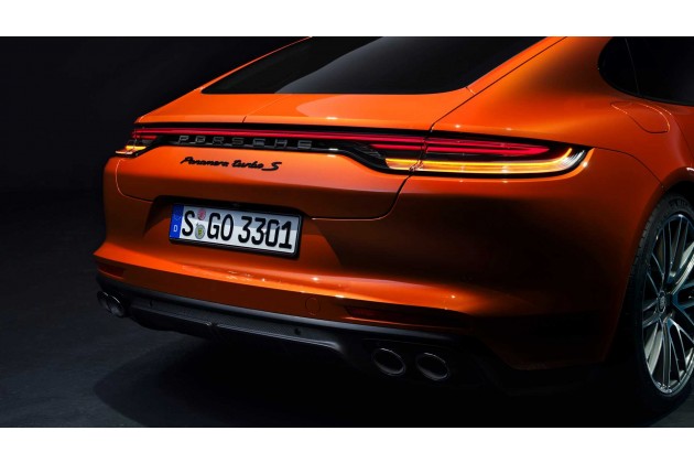 Porsche Panamera Turbo S 2021 Rückleuchten mit aktiviertem Blinker Detail