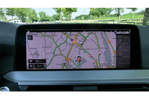 BMW X3 30e 2020 die Kartenansicht des Infotainmentbildschirms