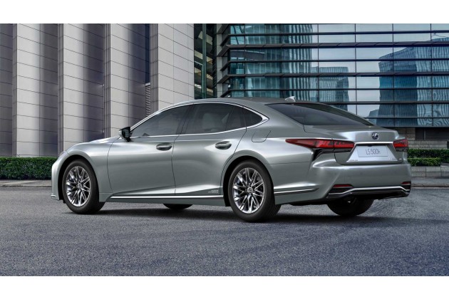 Lexus LS Facelift 2021 LS 500h von schräg hinten
