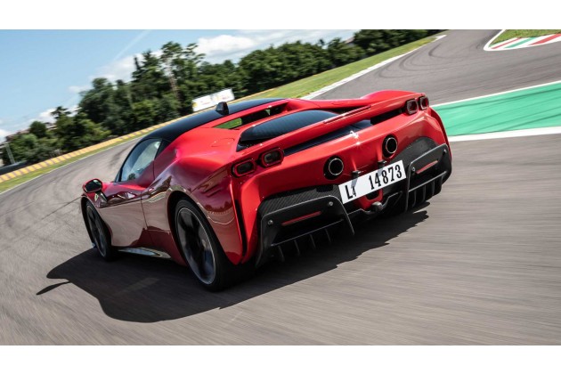Ferrari SF90 Stradale la prova