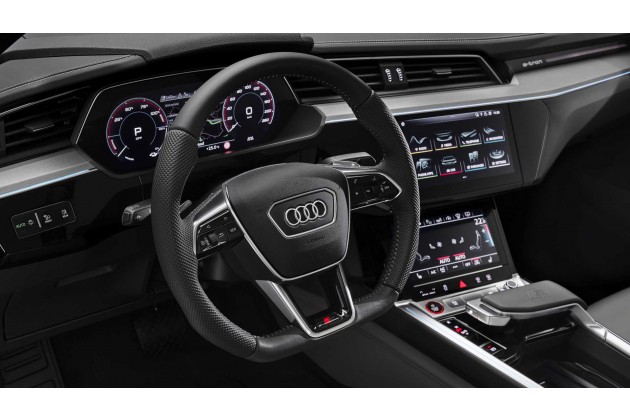 Außerdem gibt es nun Lenkräder mit kapazitiver Technik die die Berührung durch den Fahrer oder die Fahrerin spüren Bild Dreispeichenlenkrad des Audi E tron S Sportback