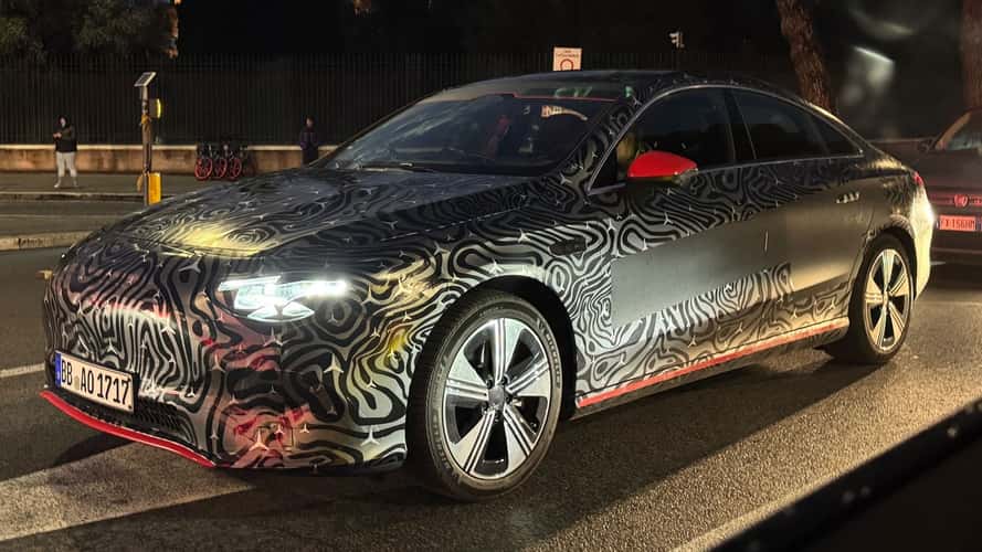 Neuer Mercedes CLA, Erlkönigfotos im Verkehr von Rom